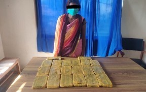 लागु औषध चरेस सहित महिला प्रकाउ